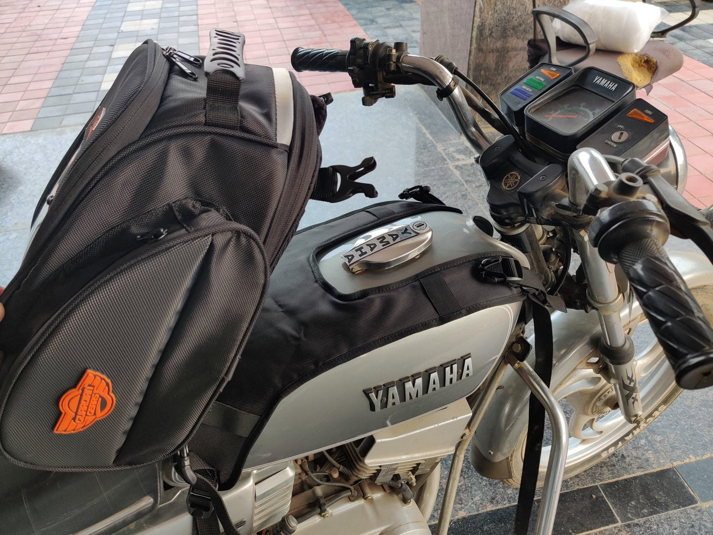 SHARK UNIVERSAL (NON-MAGNETIC) 28L TANK BAG WITH RAIN COVER